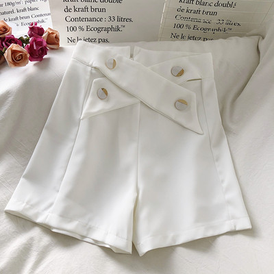 Női rövidnadrág magas derékkal és gombokkal