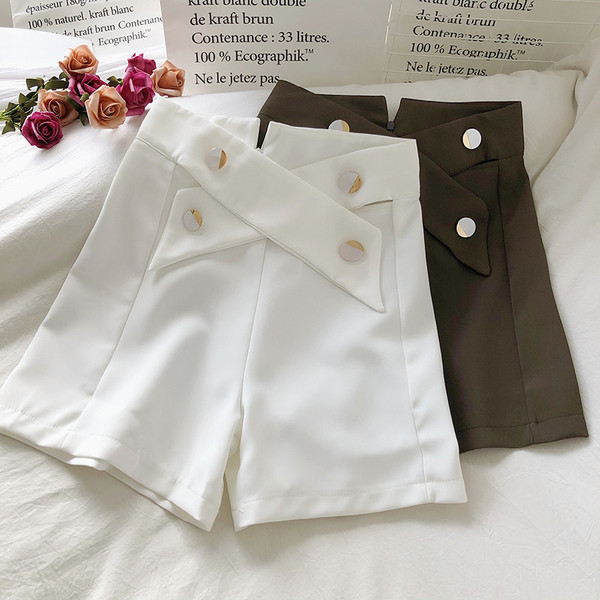 Női rövidnadrág magas derékkal és gombokkal