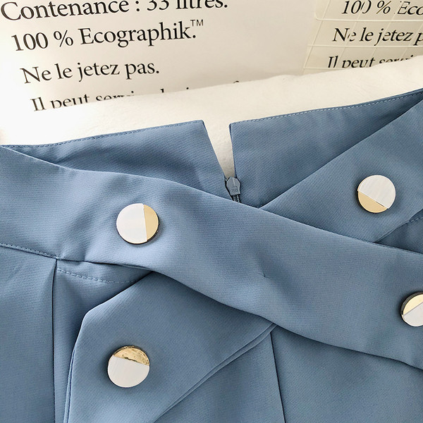 Női rövidnadrág magas derékkal és gombokkal