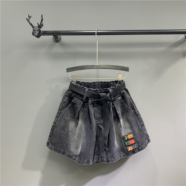 Női rövidnadrág övvel - széles modell