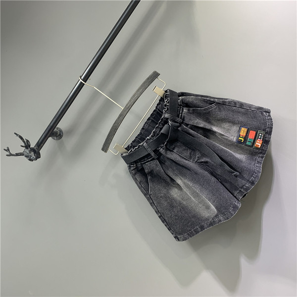 Női rövidnadrág övvel - széles modell