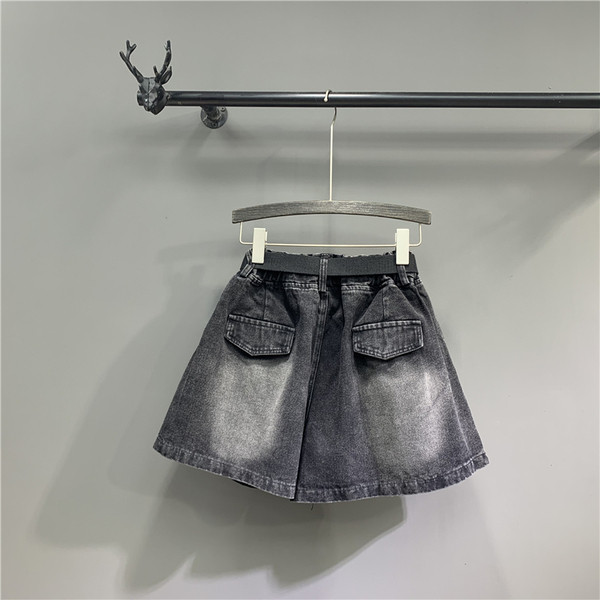 Női rövidnadrág övvel - széles modell