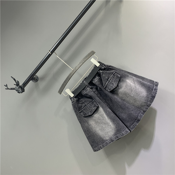 Női rövidnadrág övvel - széles modell