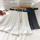 Modern női rövidnadrág magas derékkal és övvel