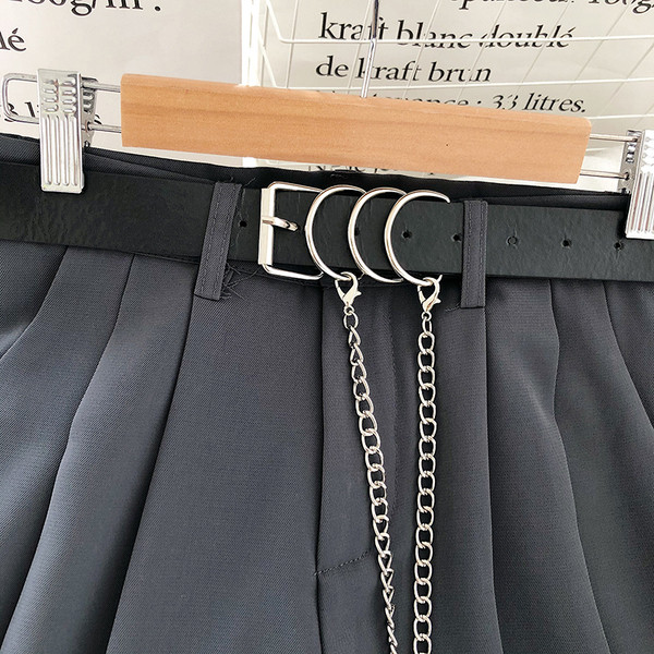 Modern női rövidnadrág magas derékkal és övvel