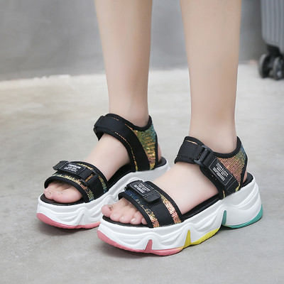 Női alkalmi szandál folttal, színes talppal