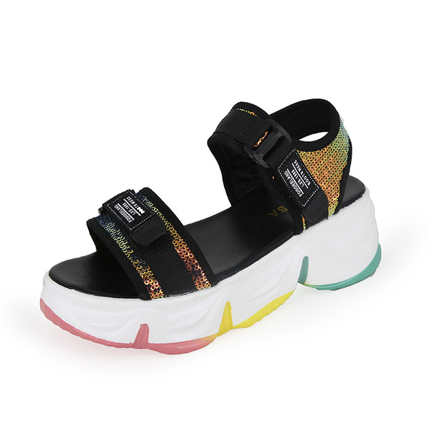 Női alkalmi szandál folttal, színes talppal