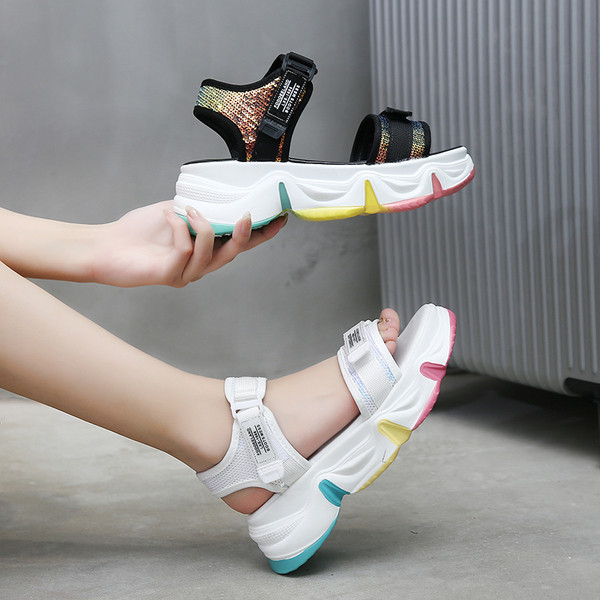 Női alkalmi szandál folttal, színes talppal