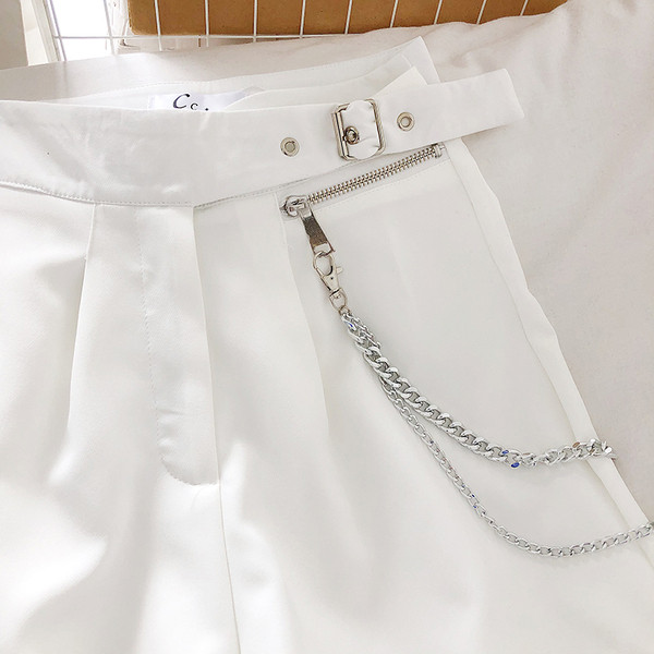 Γυναικεία σορτς με ψηλή μέση και μεταλλική αλυσίδα