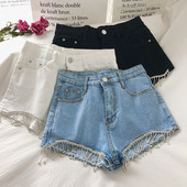 Alkalmi női rövidnadrág farmerből és kövekből