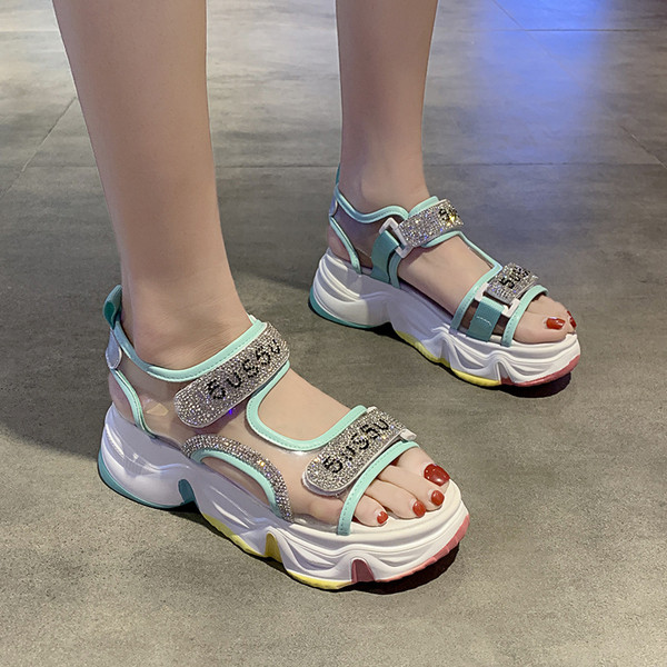 Női alkalmi szandál színes talppal és kövekkel