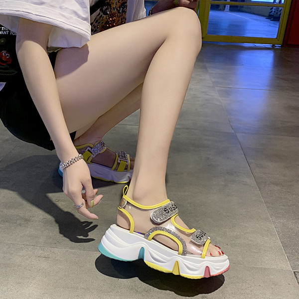 Női alkalmi szandál színes talppal és kövekkel