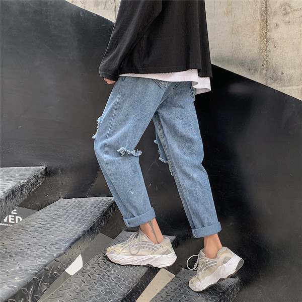 Széles férfi farmer, szakadt motívumokkal