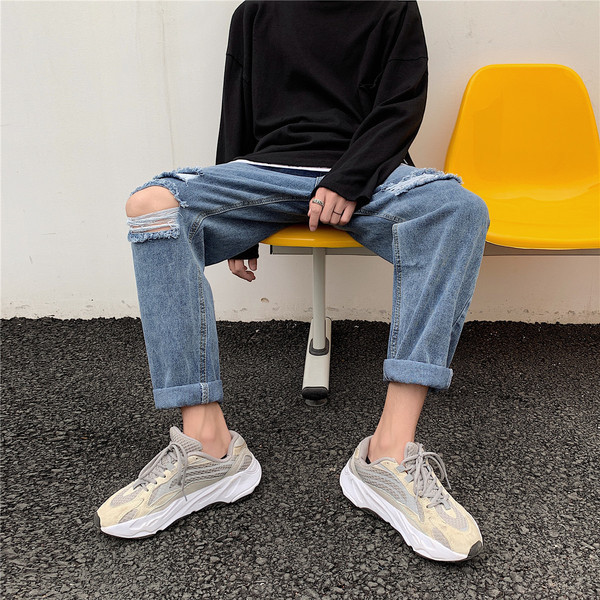 Széles férfi farmer, szakadt motívumokkal