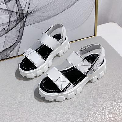 Öko bőrből készült női szandál fehér és fekete színben