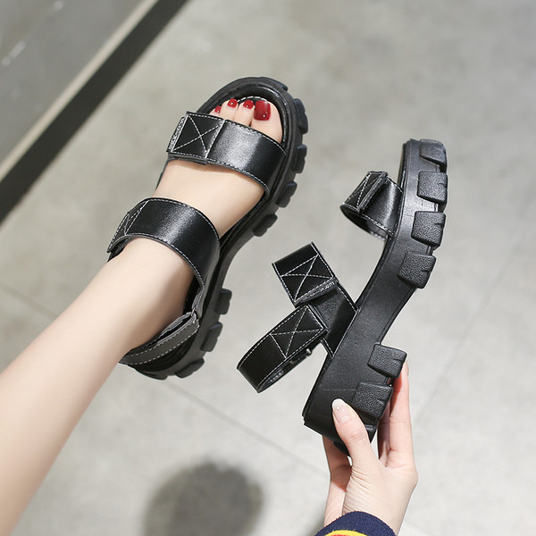 Öko bőrből készült női szandál fehér és fekete színben