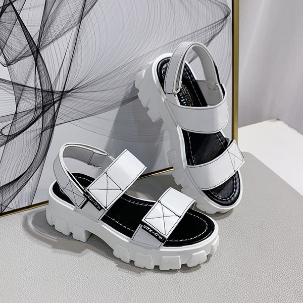 Öko bőrből készült női szandál fehér és fekete színben