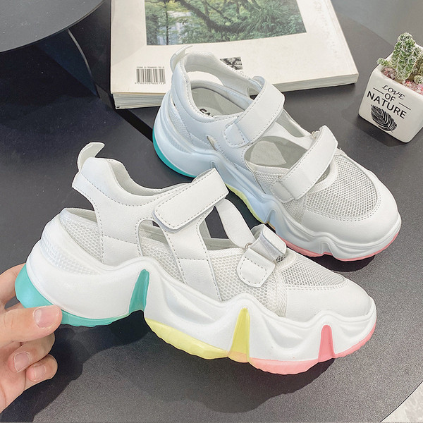 Modern női szandál foltokkal és színes talppal