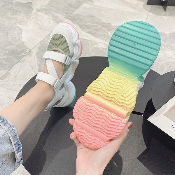 Modern női szandál foltokkal és színes talppal