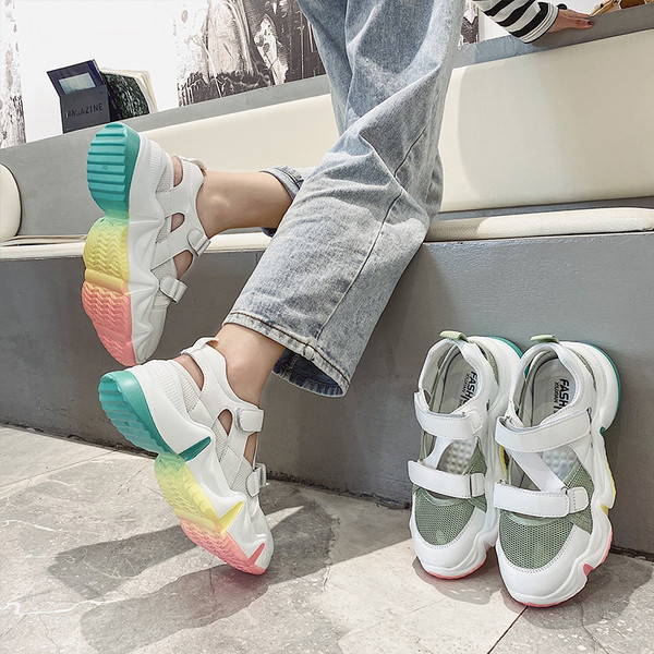 Modern női szandál foltokkal és színes talppal