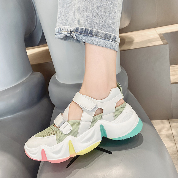 Modern női szandál foltokkal és színes talppal