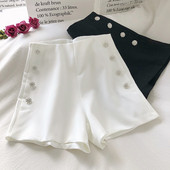 Stílusos női rövidnadrág kövekkel díszítve