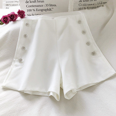 Stílusos női rövidnadrág kövekkel díszítve