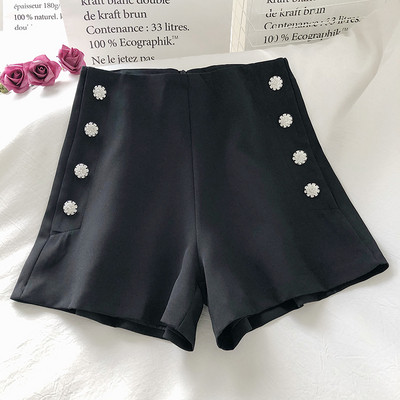 Stílusos női rövidnadrág kövekkel díszítve