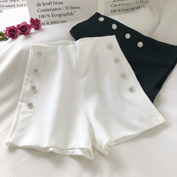 Stílusos női rövidnadrág kövekkel díszítve