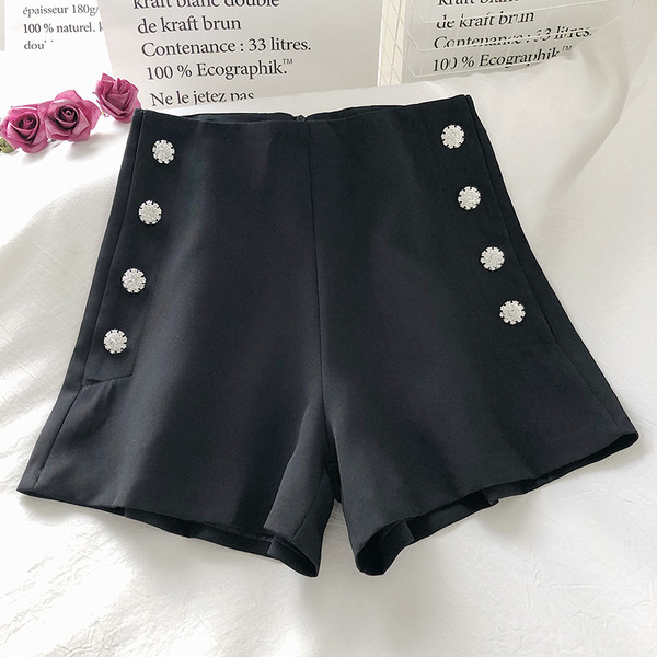 Stílusos női rövidnadrág kövekkel díszítve