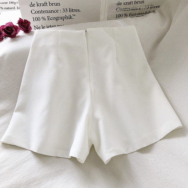 Stílusos női rövidnadrág kövekkel díszítve