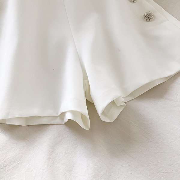 Stílusos női rövidnadrág kövekkel díszítve