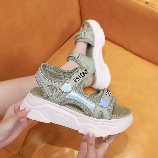 Női szandál durva műbőr talppal