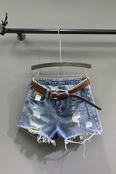 Alkalmi női farmer rövidnadrág övvel, szakadt elemekkel