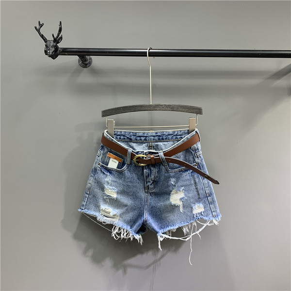 Alkalmi női farmer rövidnadrág övvel, szakadt elemekkel