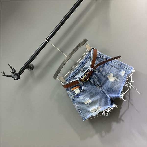 Alkalmi női farmer rövidnadrág övvel, szakadt elemekkel