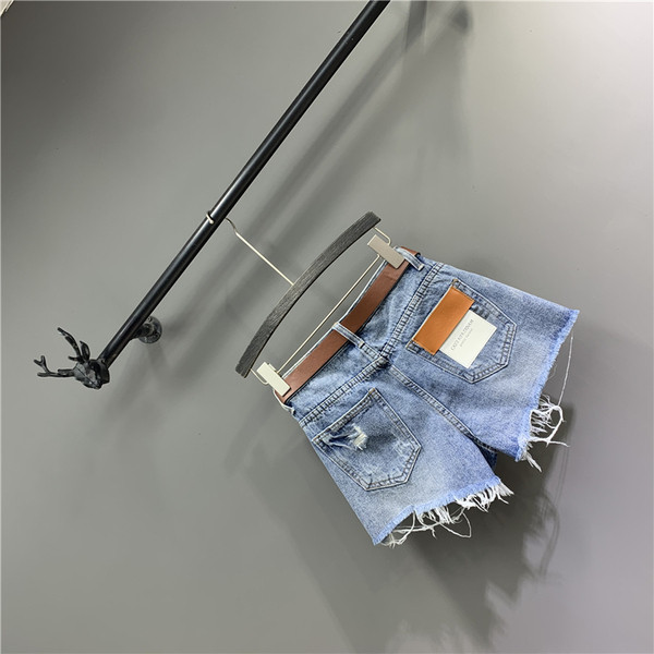 Alkalmi női farmer rövidnadrág övvel, szakadt elemekkel