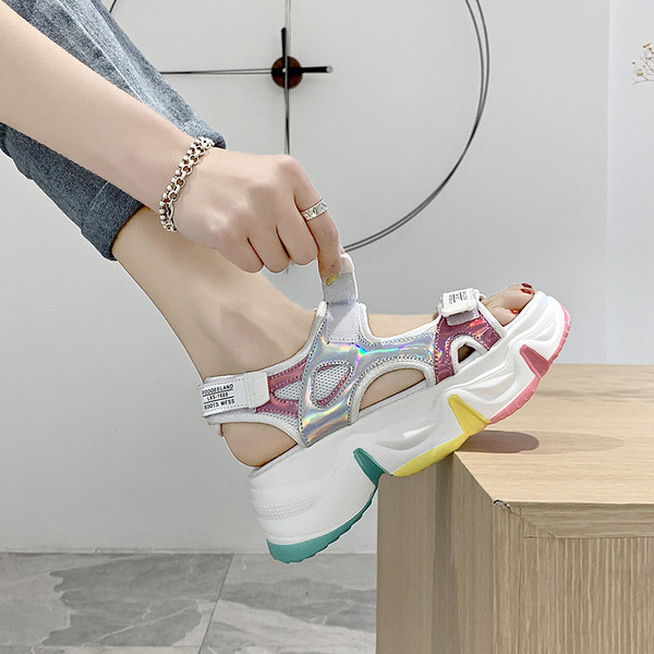 Női szandál új modell színes talppal és foltokkal