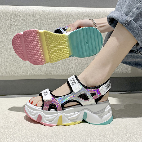 Női szandál új modell színes talppal és foltokkal