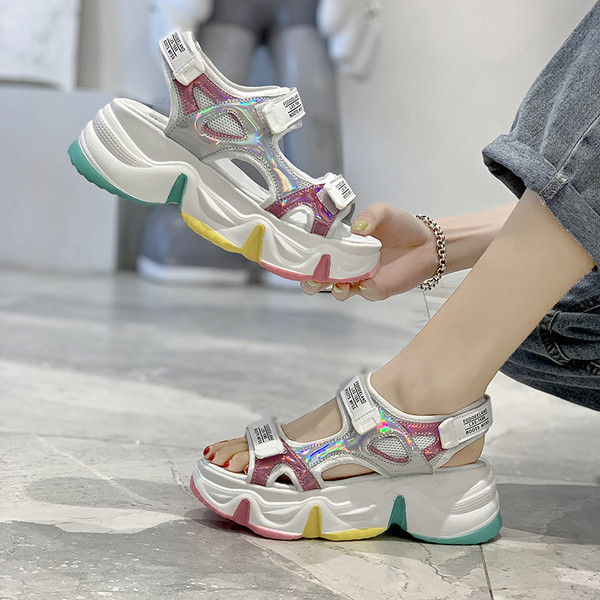 Női szandál új modell színes talppal és foltokkal