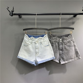 De egy modell női rövidnadrág fém elemekkel