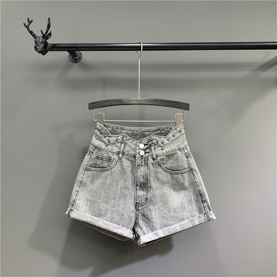 De egy modell női rövidnadrág fém elemekkel