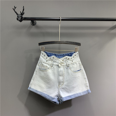 De egy modell női rövidnadrág fém elemekkel