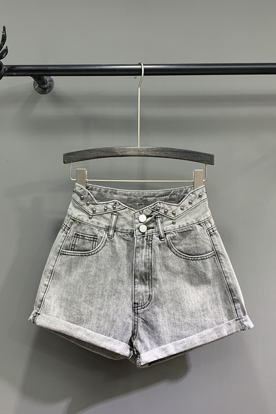 De egy modell női rövidnadrág fém elemekkel