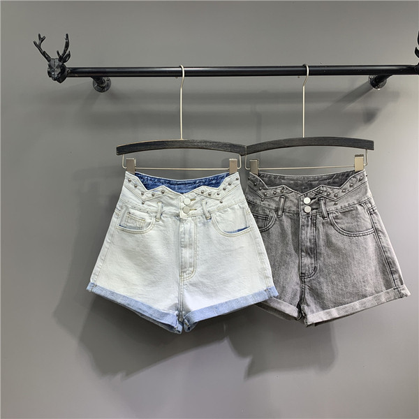 De egy modell női rövidnadrág fém elemekkel