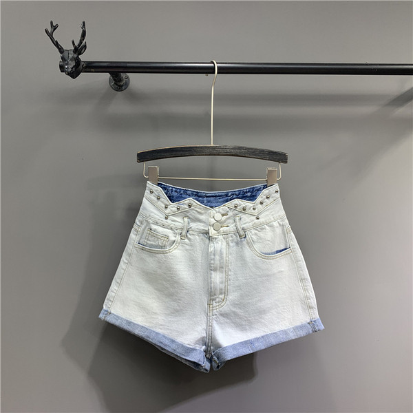 De egy modell női rövidnadrág fém elemekkel