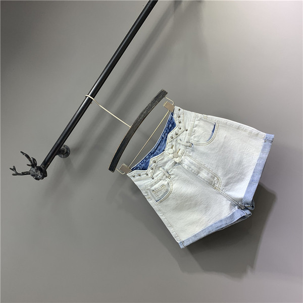 De egy modell női rövidnadrág fém elemekkel