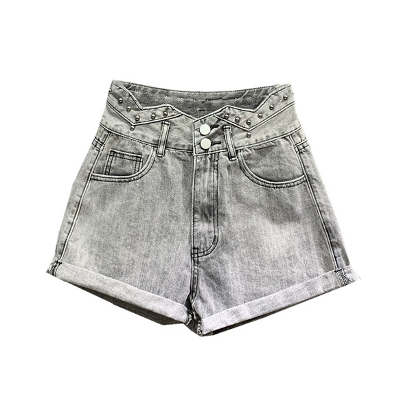 De egy modell női rövidnadrág fém elemekkel