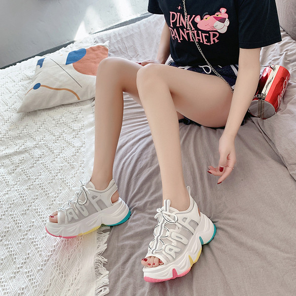 Új modell női szandál színes mintával és fűzővel