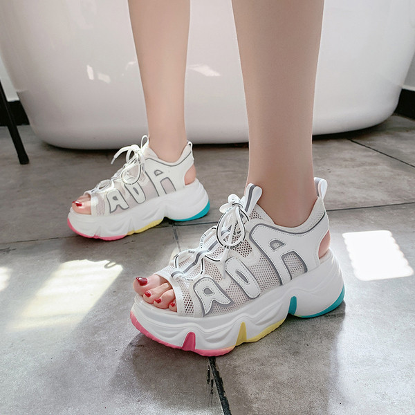 Új modell női szandál színes mintával és fűzővel